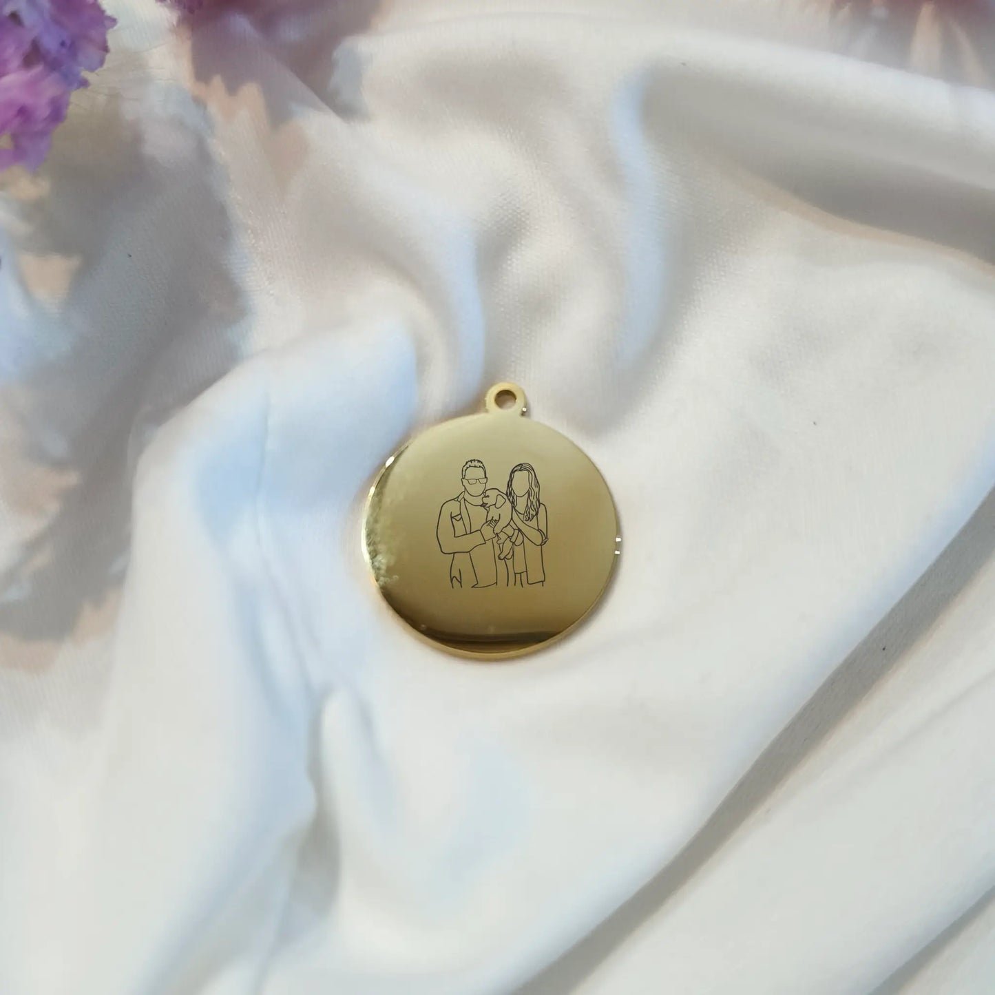 Gouden bedel met daarop een lijntekening die van een foto kan worden opgezet tot een lijntekening