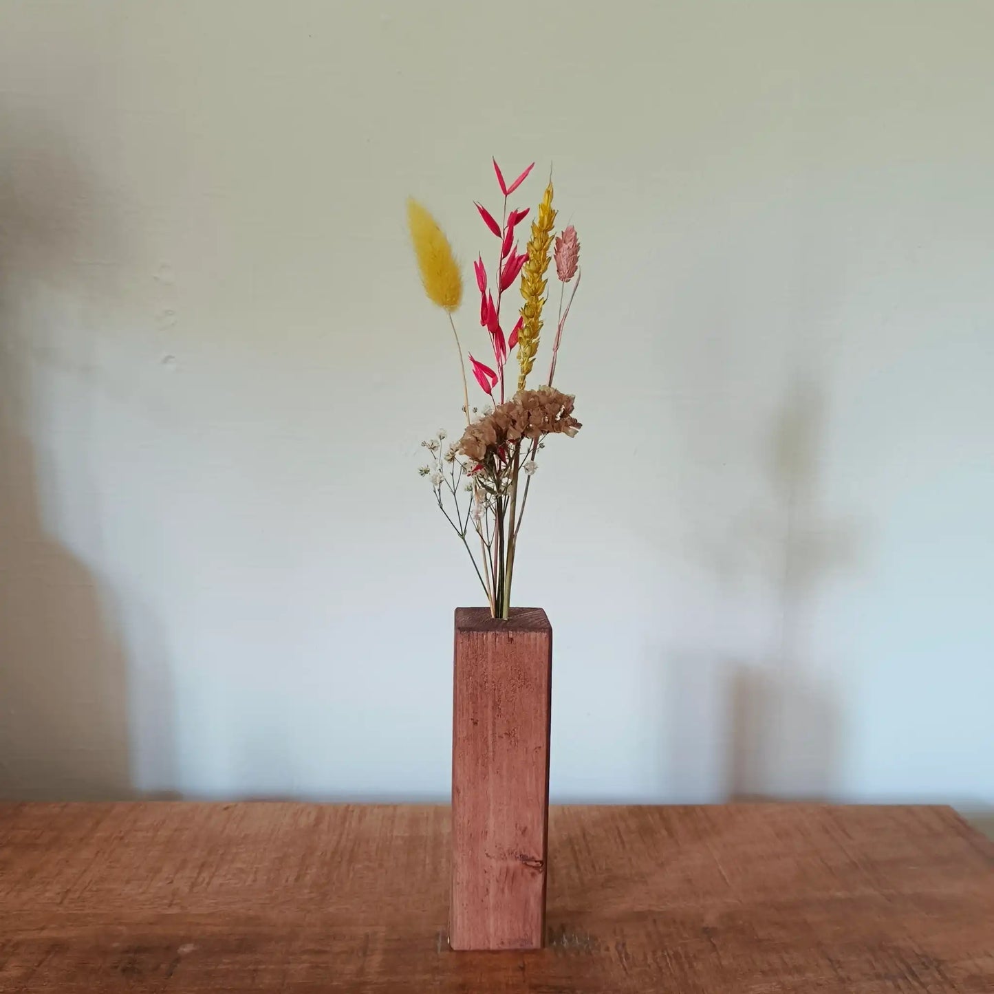 Houten vaasje met droogbloemen