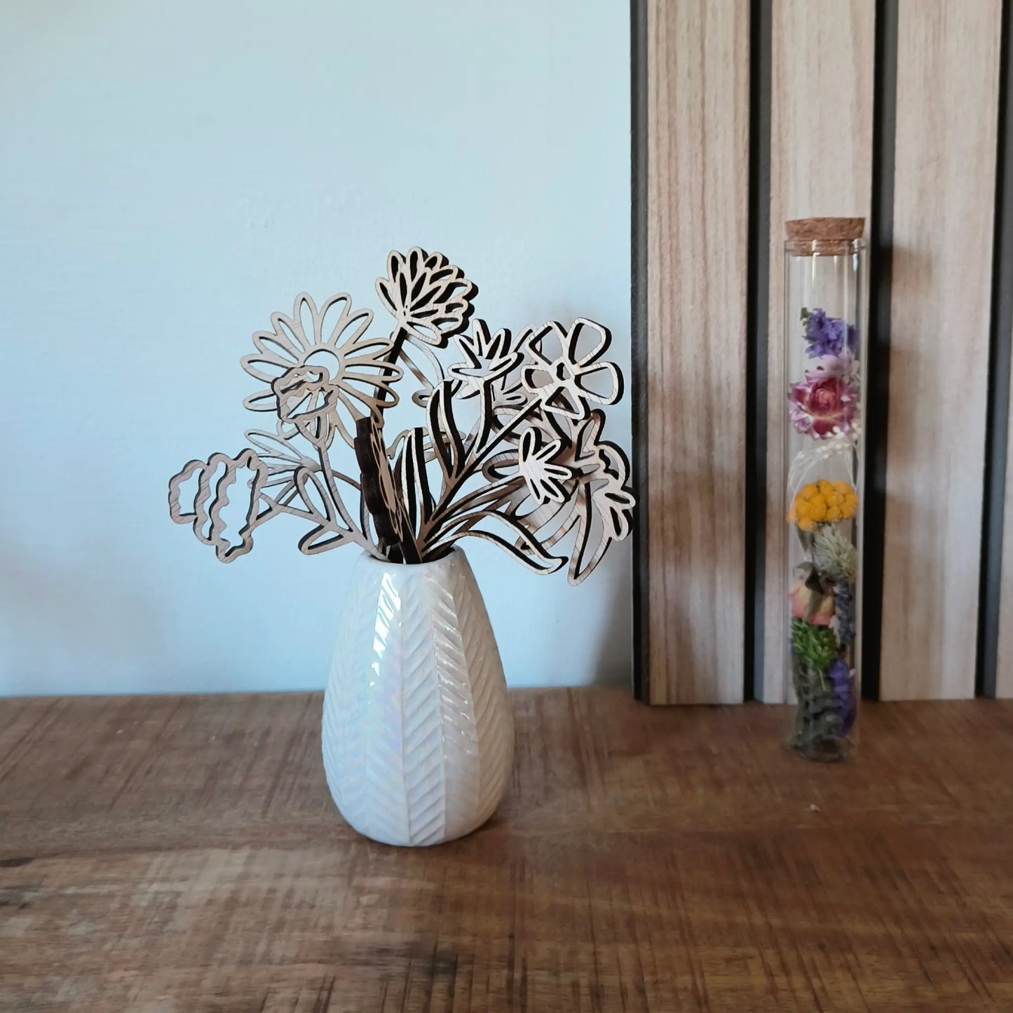 Houten bloemen in een vaasje