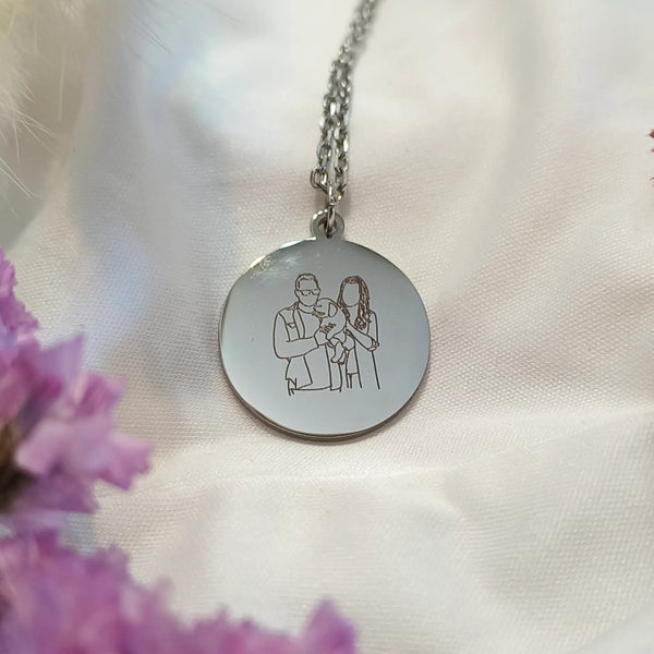 Zilveren coin met een glimmende gepolijst laagje met daarop een eigen lijntekening gemaakt van een foto