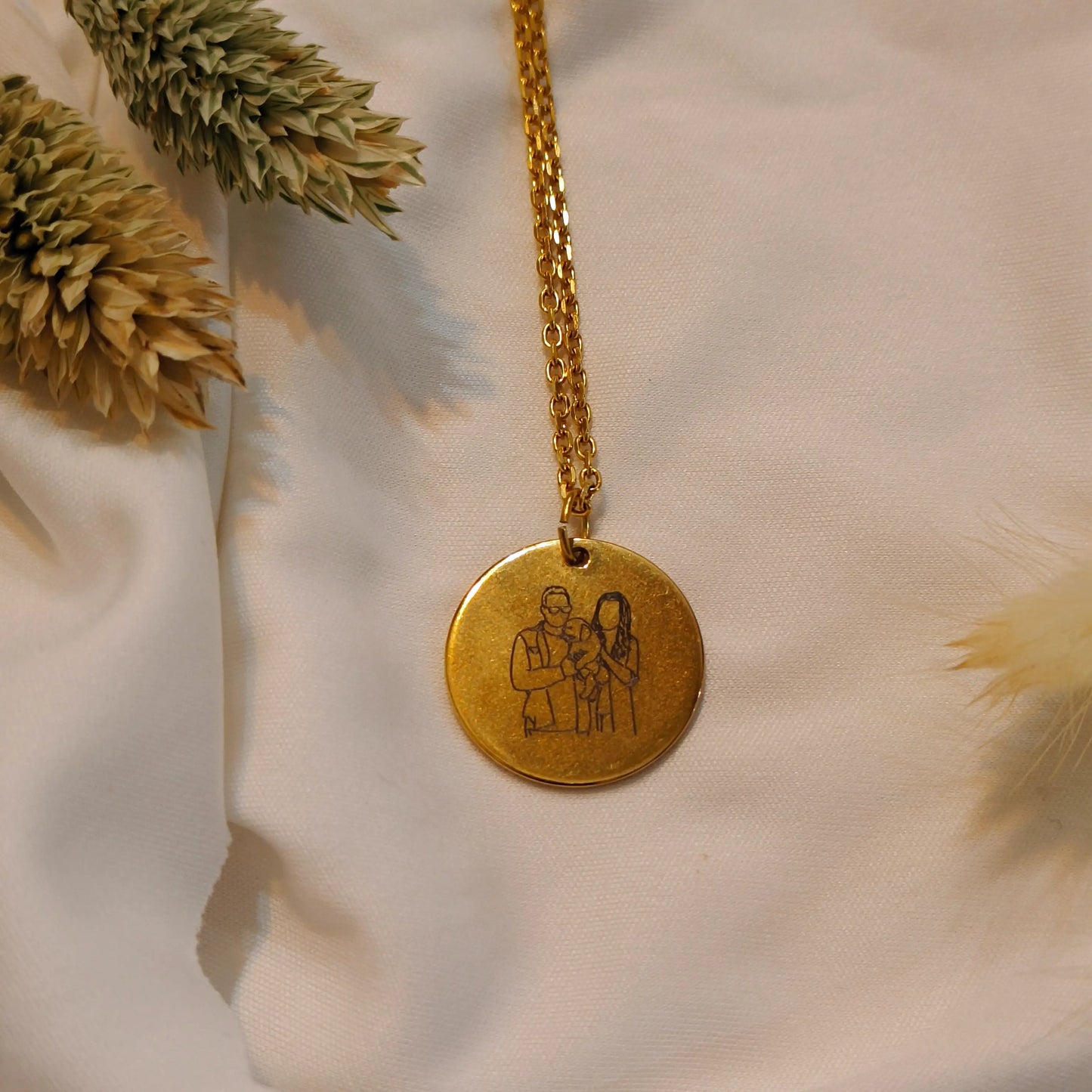 Gouden ketting met een gegraveerde lijntekening