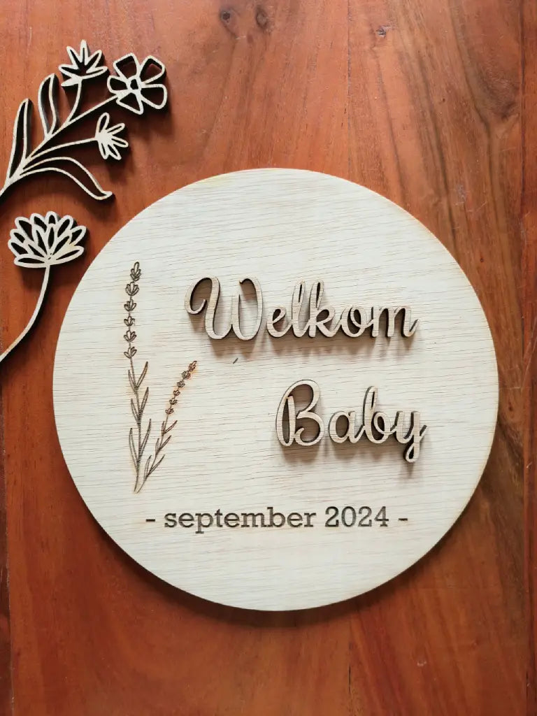 Houten aankondiging bordje voor baby