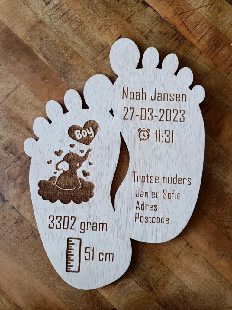 Houten gegraveerde baby voetjes. Het perfecte geboortekaartje van hout