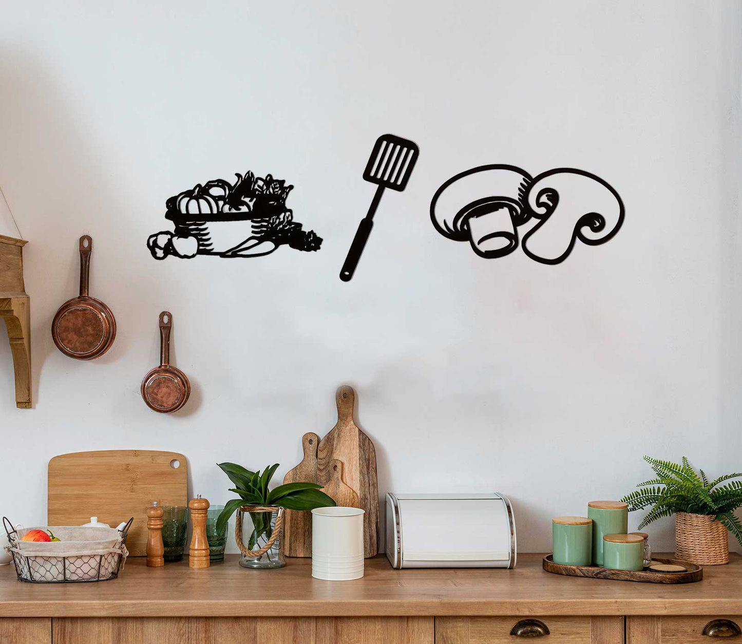 Houten wanddecoratie voor in de keuken bestaand uit gerei in de vorm van een 3 luik