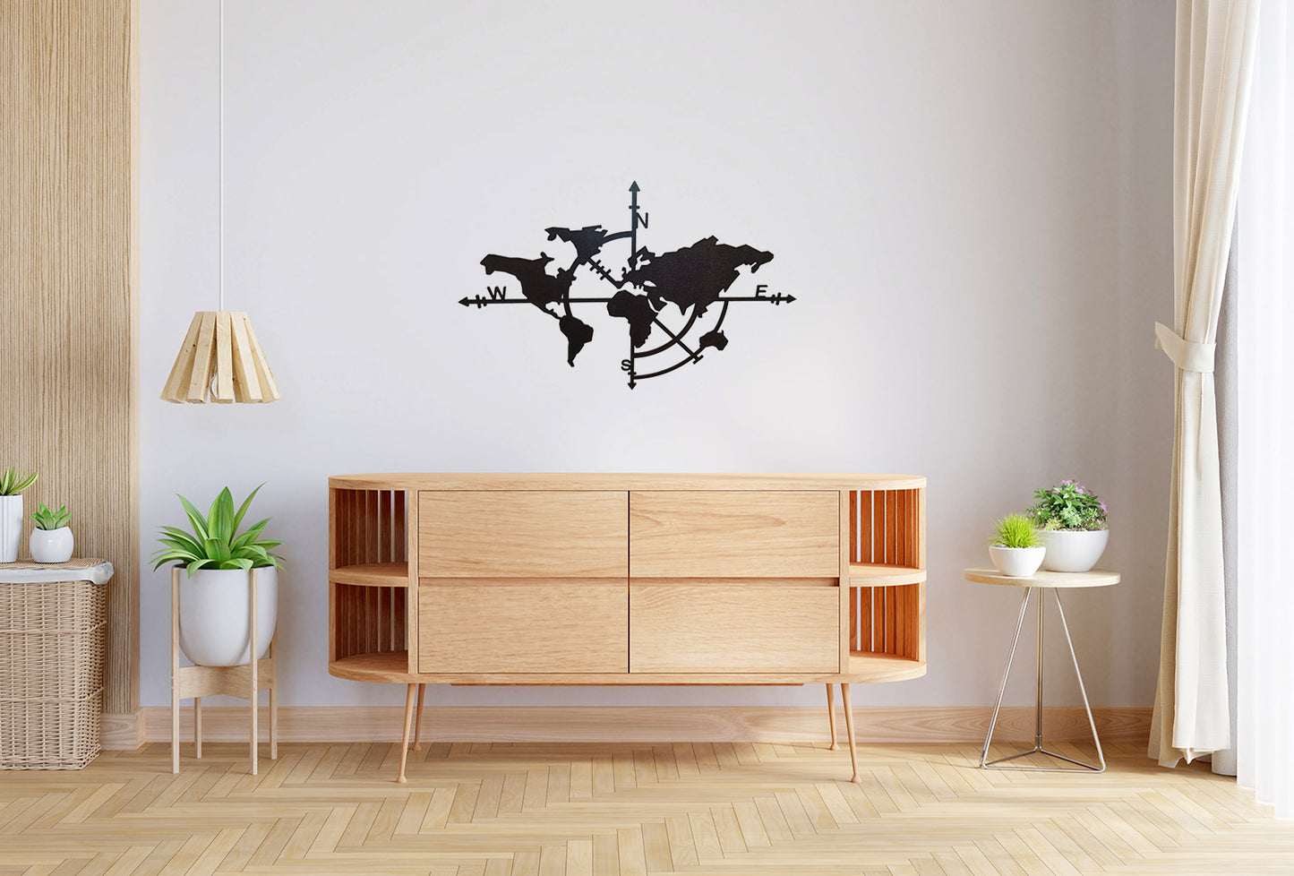 Een zwarte houten wanddecoratie wereldkaart met noord, oost, zuid en west aangegeven