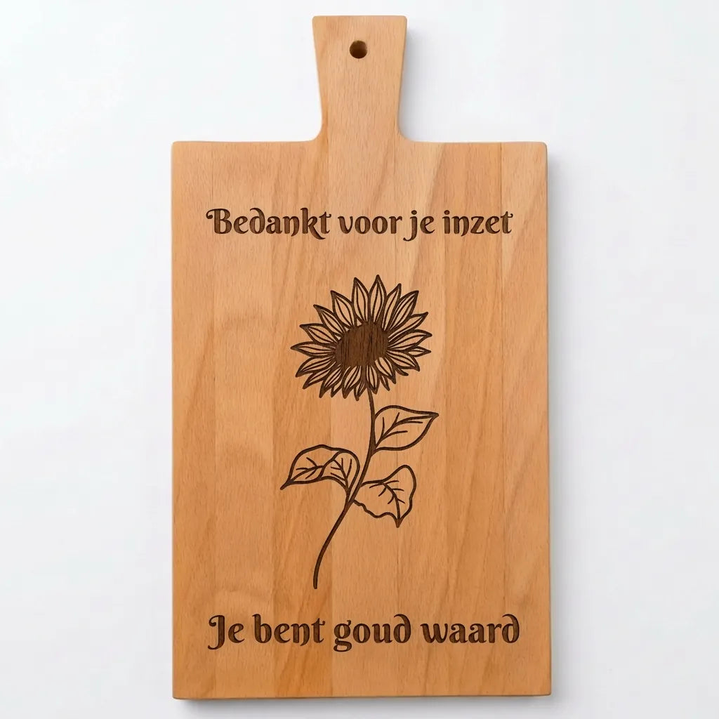 Borrelplank met een gravering met zonnebloem, leuk om als cadeau te geven