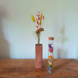Houten vaasje met droogbloemen