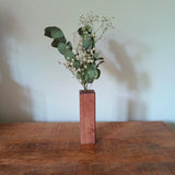 Houten vaasje met droogbloemen