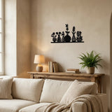 Houten wanddecoratie van zwart hout boven een bank, silhouette van vazen en planten, gemaakt van 4mm MDF in een woonkamer met beige bank.