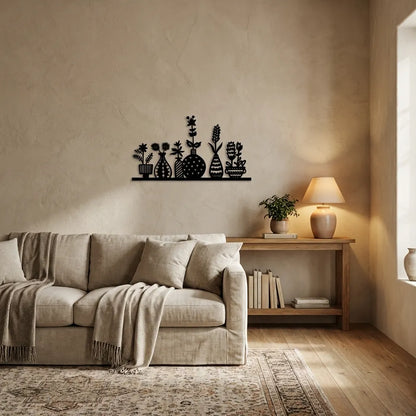 Zwarte houten wanddecoratie van MDF met een silhouette van diverse bloemen in vazen op een plankje, zijdeglans zwarte muurdecoratie in een modern interieur.