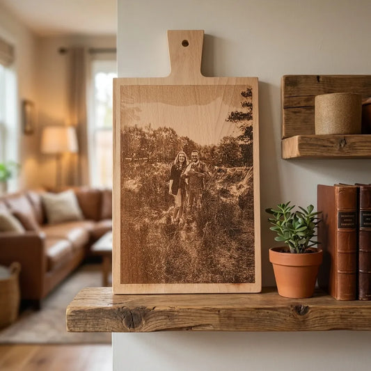 Houten borrelplank met een gegraveerde foto, een persoonlijk cadeau voor elke gelegenheid