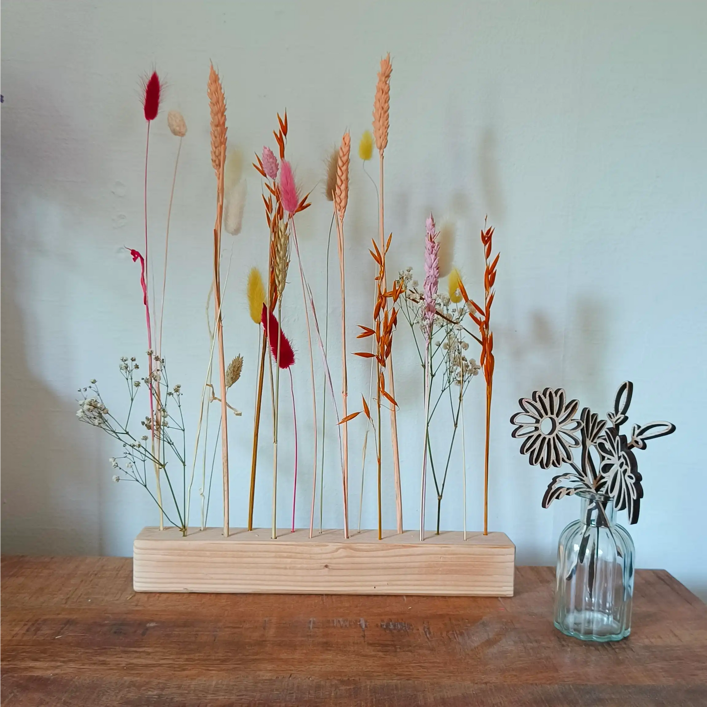 Houten houder met droogbloemen