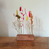 Houten houder met droogbloemen