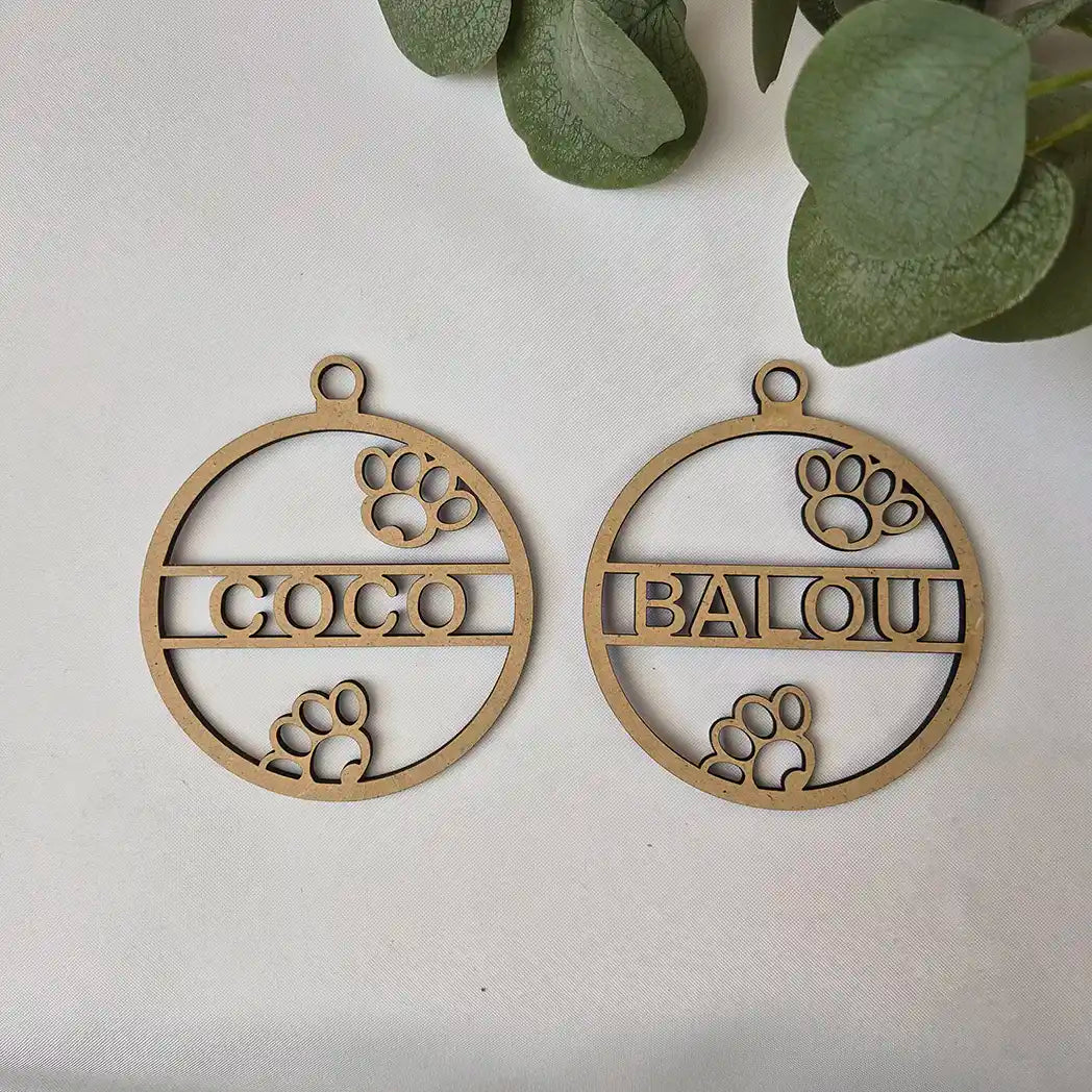 Houten kerstbal met dierenpootjes