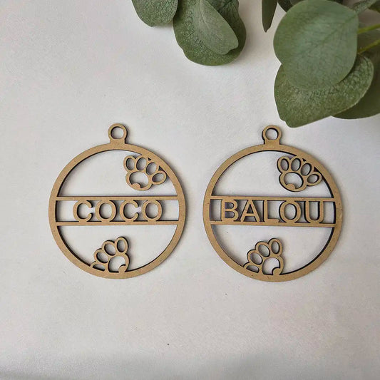 Houten kerstbal met dierenpootjes