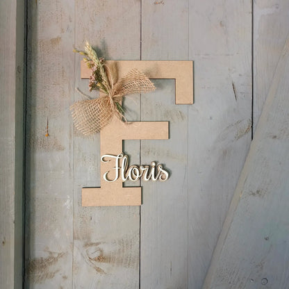 Houten letter met naam en droogbloemen. Perfect voor in de kinderkamer.