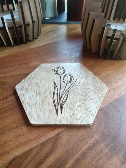 Houten onderzetters met bloemen