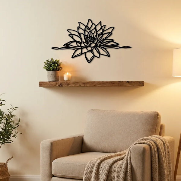 Houten wanddecoratie XXL in de vorm van een waterlelie boven een fauteuil in een woonkamer samen met andere decoratie