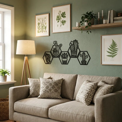 Set van 5 zeshoekige houten panelen met uitgesneden cactussen en vetplanten, hangend aan een muur in een modern botanisch interieur