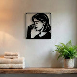 Zwarte MDF wanddecoratie toilet vrouw knijpt neus dicht - 4mm houten wanddecoratie voor wc