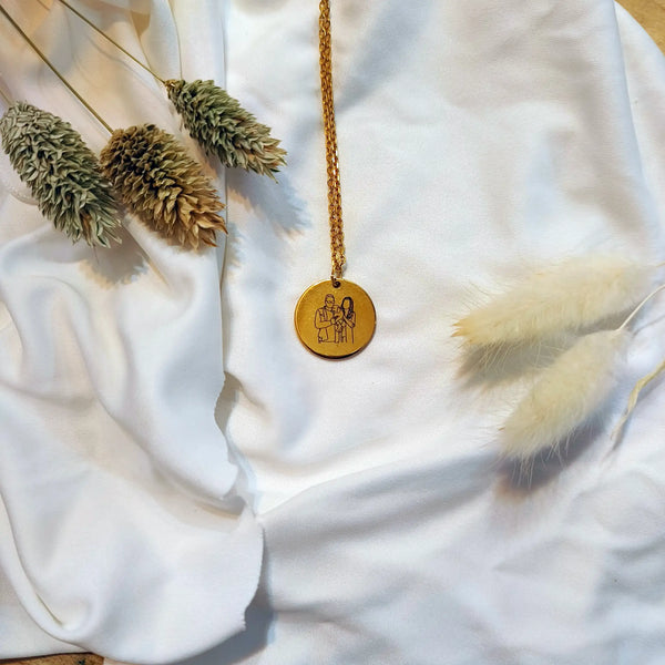 Gouden ketting met een gegraveerde lijntekening
