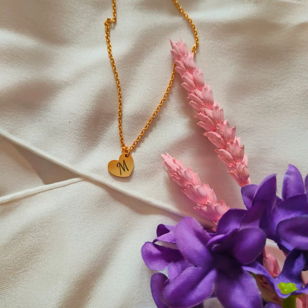 Gouden ketting met hart en gegraveerde letter