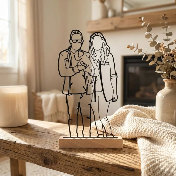 Gepersonaliseerd lijntekening van een foto in houten houder op rustieke salontafel