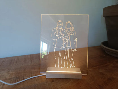 Verlichte lijntekening in plexiglas met houten houder