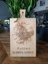 Gegraveerde eiken borrelplank met plattegrond